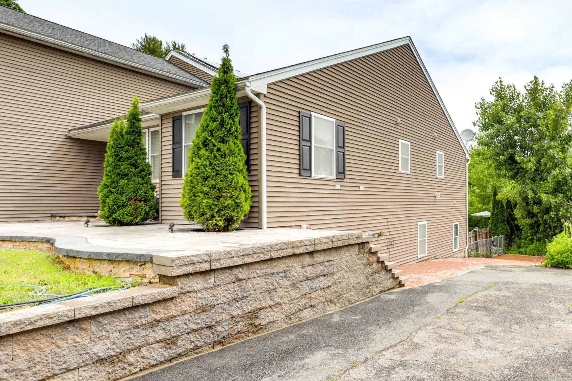 Charming Retreat With Private Pool! Worcester