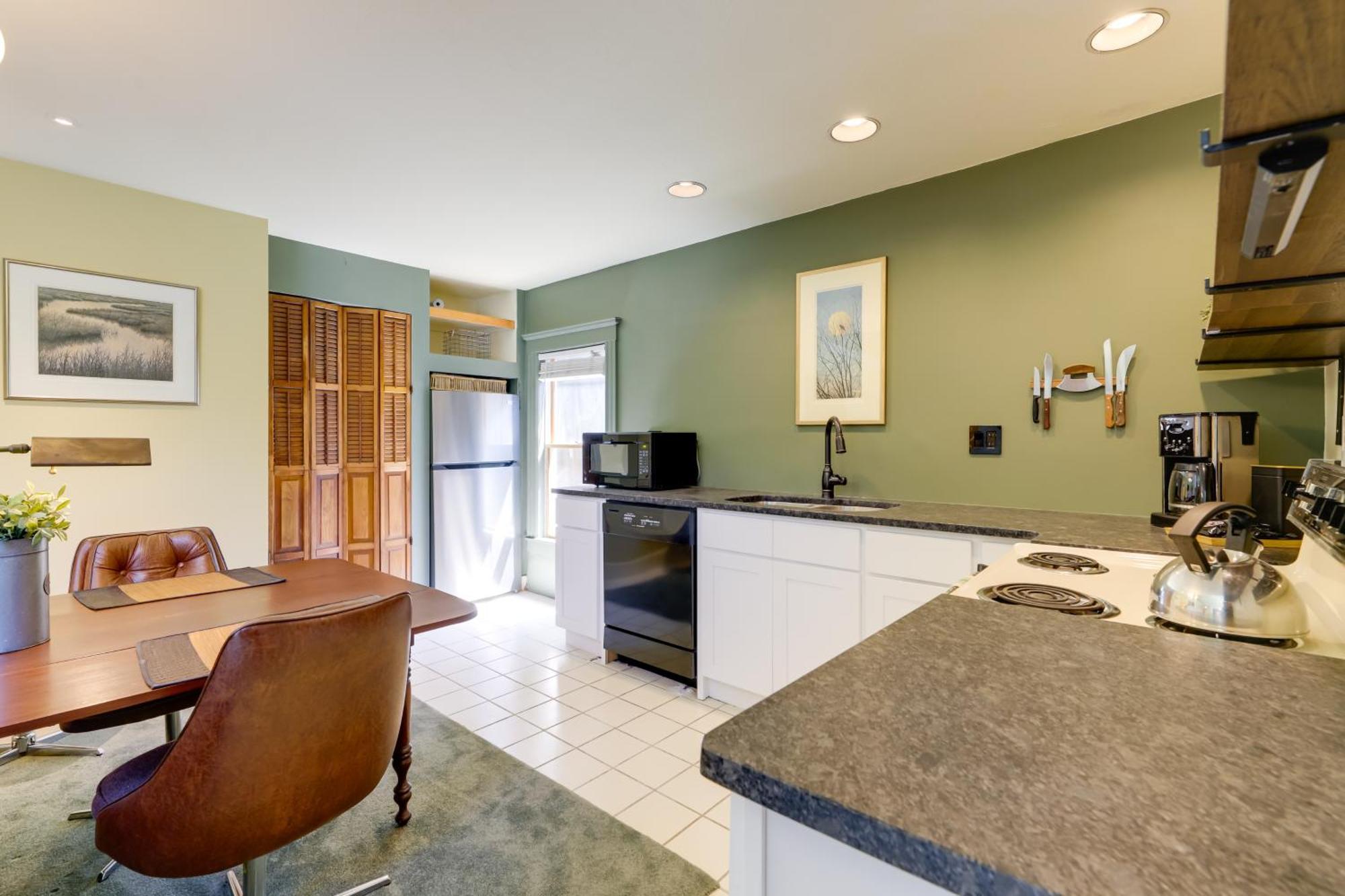 Beautiful And Historic Cottage, Steps To Elm Park Holiday home *