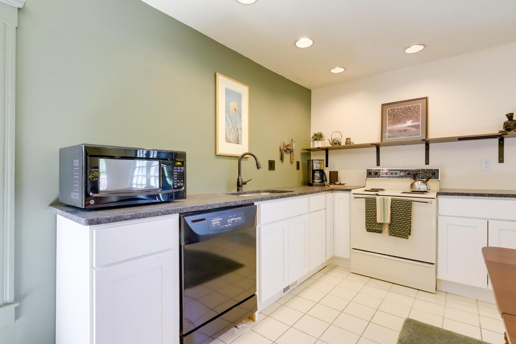 Beautiful And Historic Cottage, Steps To Elm Park *