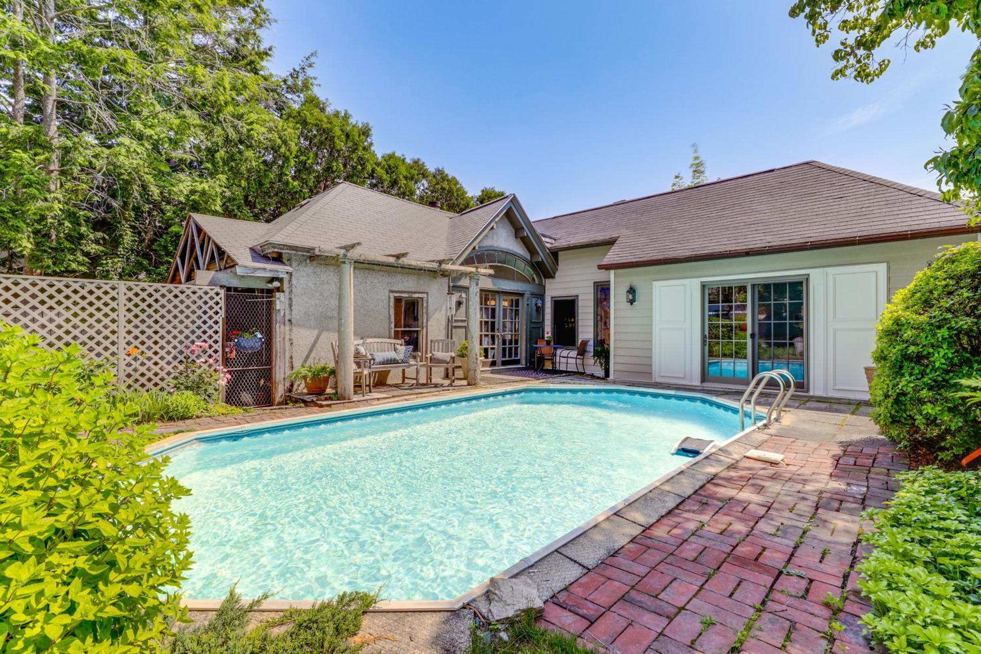 Beautiful And Historic Cottage, Steps To Elm Park Holiday home *