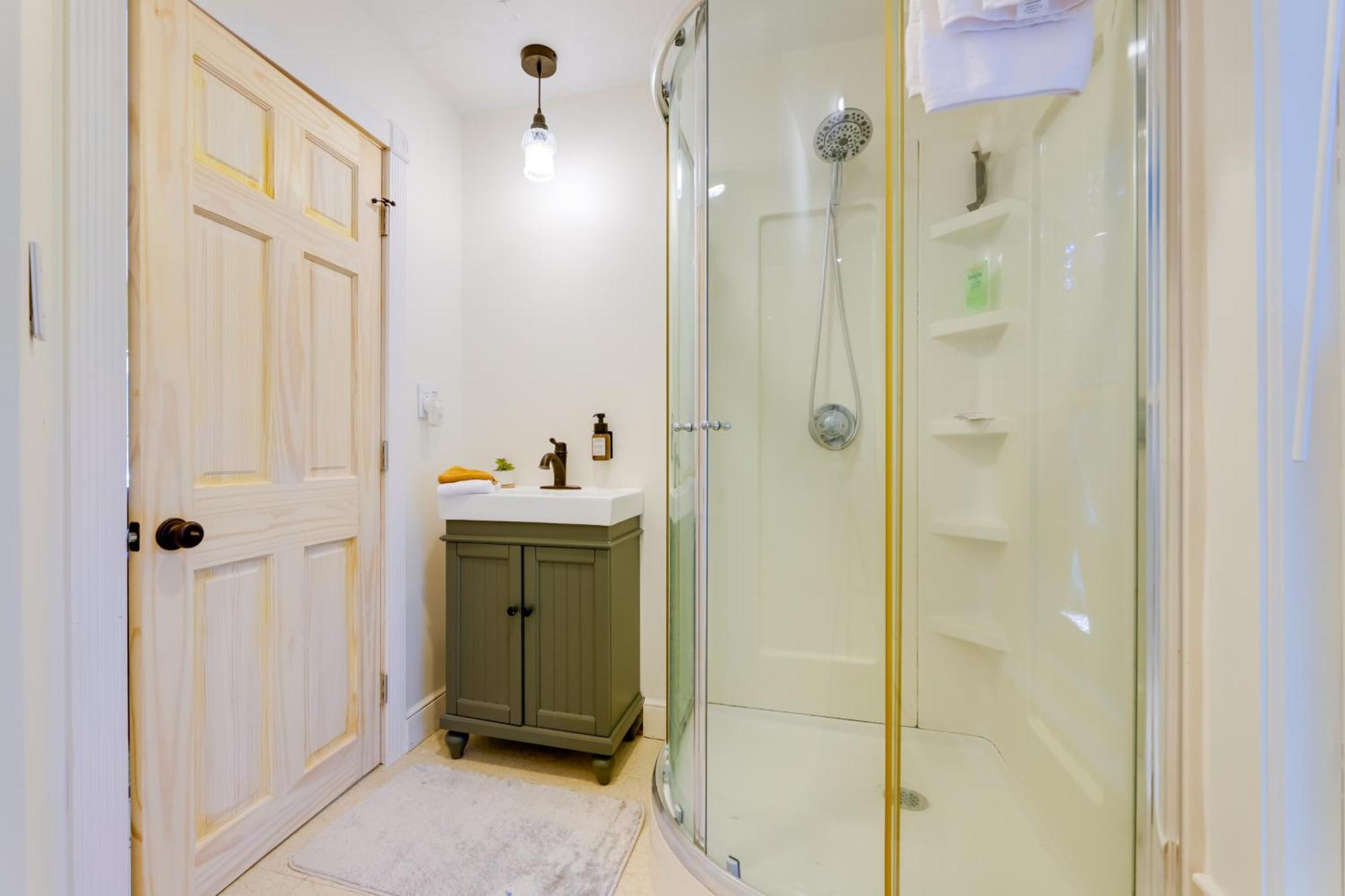 Holiday home Beautiful And Historic Cottage, Steps To Elm Park *