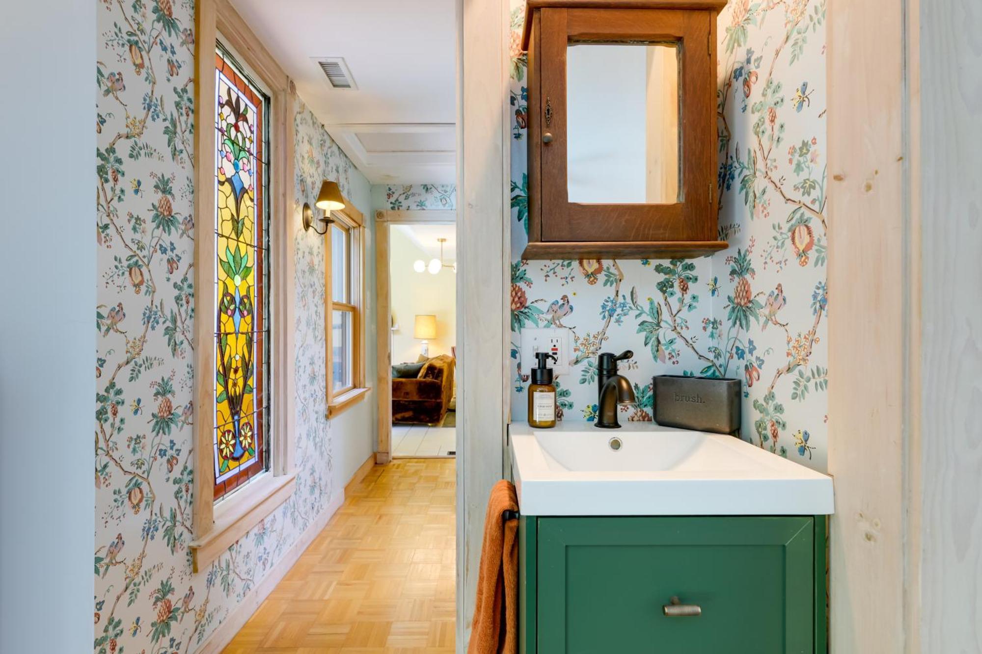 Beautiful And Historic Cottage, Steps To Elm Park Holiday home