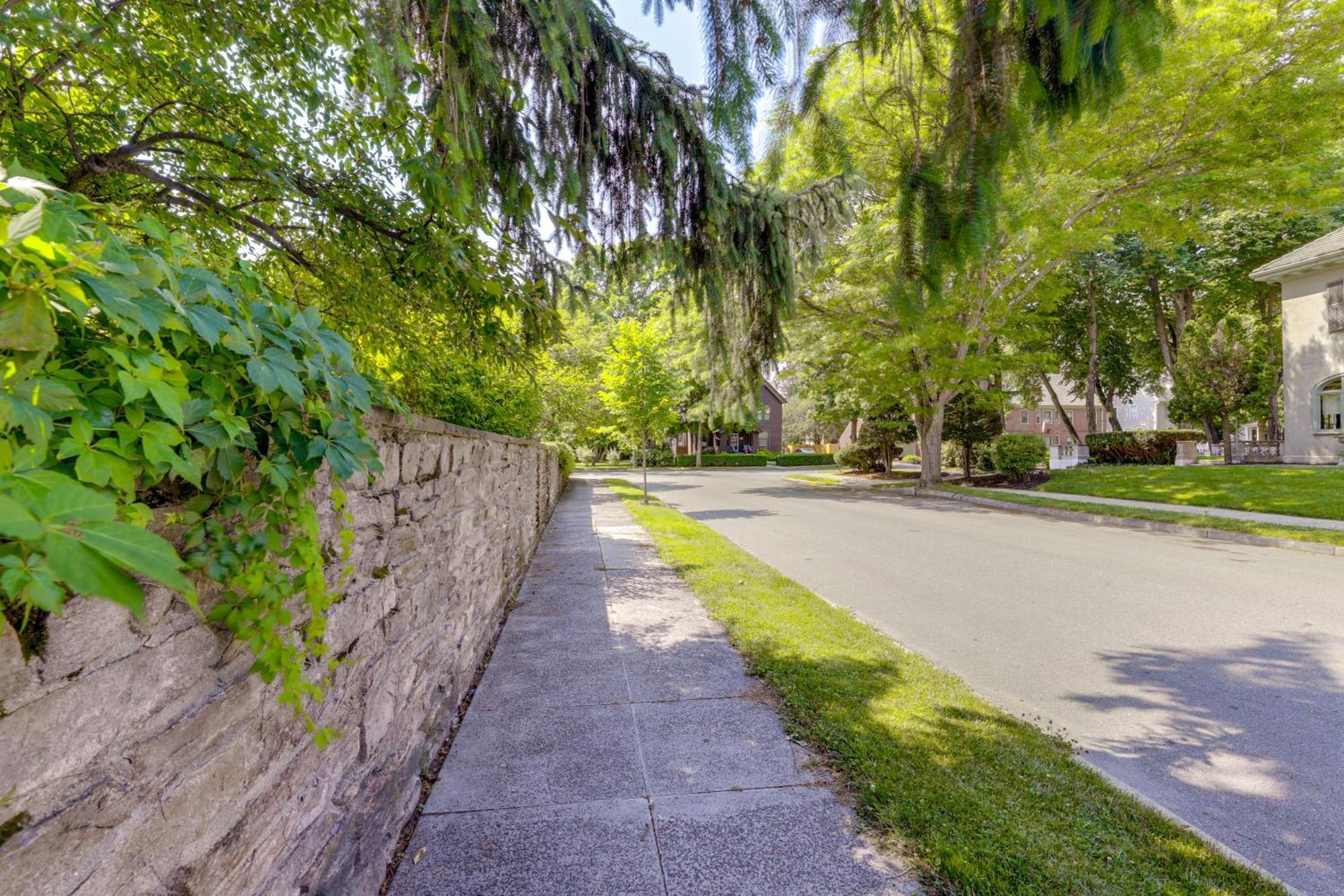 Beautiful And Historic Cottage, Steps To Elm Park Holiday home