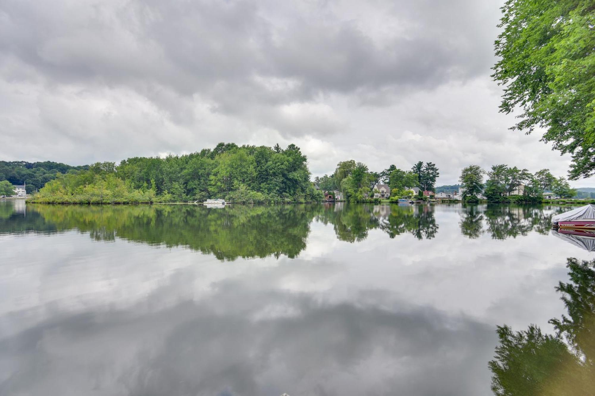 On Indian With Shared Boat Dock! Holiday home Worcester